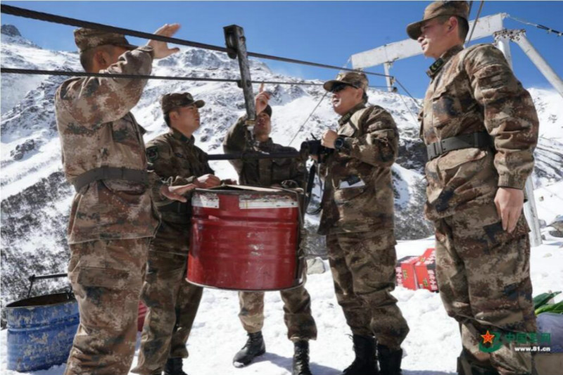 Tibet : des soldats transportent des marchandises par téléphérique dans une zone de montagne enneigée