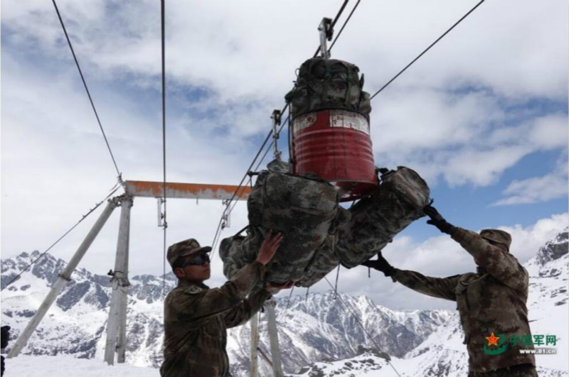 Tibet : des soldats transportent des marchandises par téléphérique dans une zone de montagne enneigée
