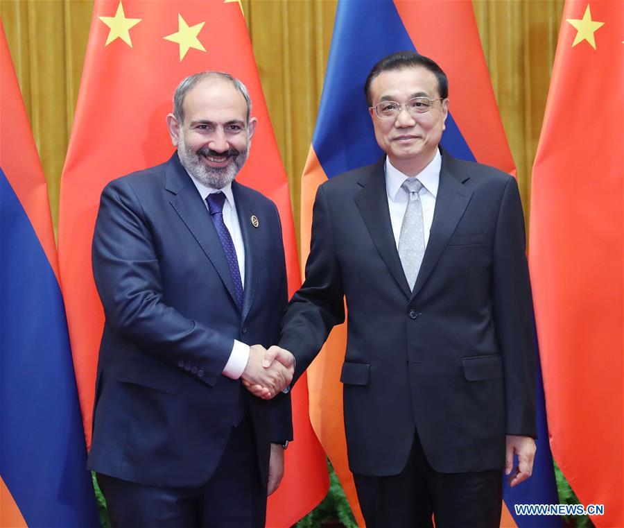 Le Premier ministre chinois rencontre son homologue arménien