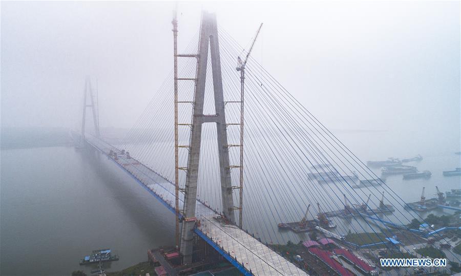 Wuhan : fin de la pose du pont Qingshan sur le Yangtsé 