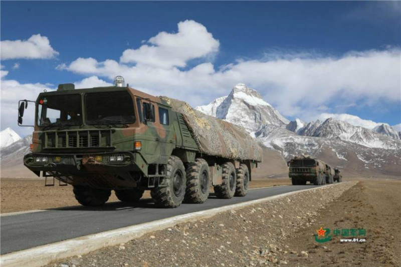 Tibet : une brigade d'artillerie procède à des manœuvres à tirs réels