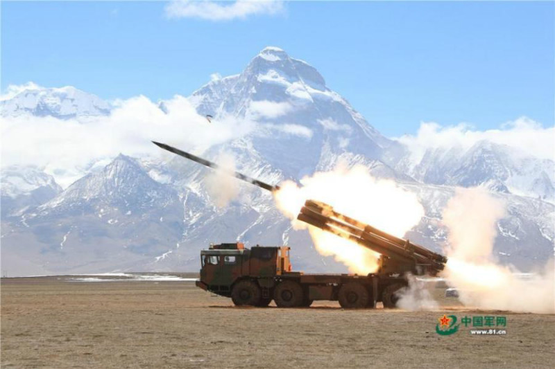 Tibet : une brigade d'artillerie procède à des manœuvres à tirs réels