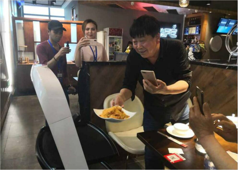 Tianjin : un restaurant futuriste avec des chefs et des serveurs robots