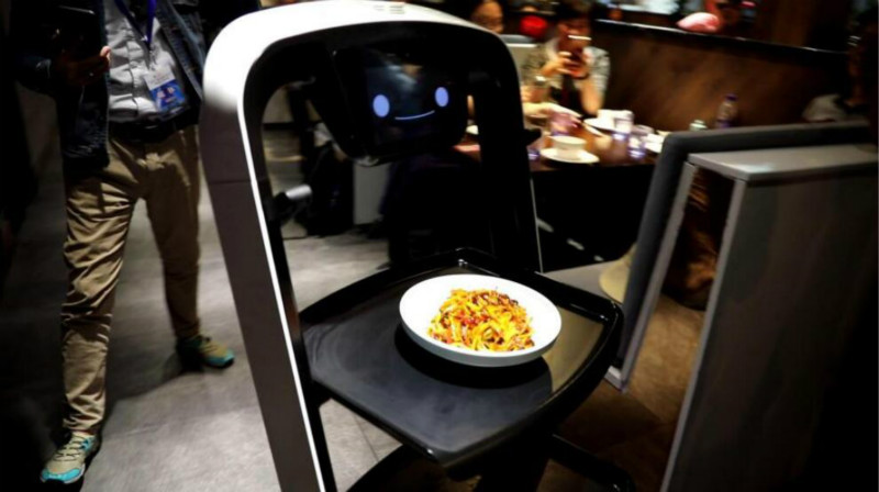 Tianjin : un restaurant futuriste avec des chefs et des serveurs robots