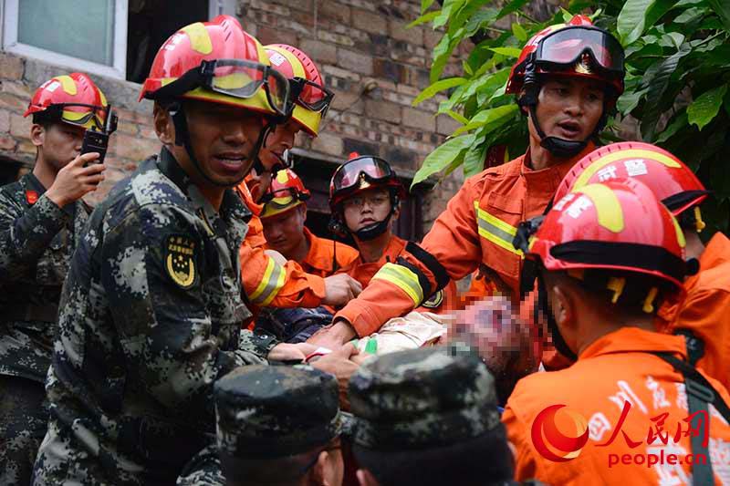 Les officiers de la police armée sont arrivés aussitôt que possible aux zones sinistrées pour sauver des victimes
