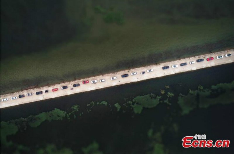 Jiangxi : une promenade le long d'une autoroute « aquatique » sur le lac Poyang