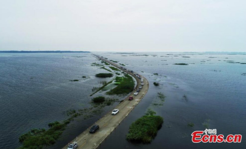 Jiangxi : une promenade le long d'une autoroute « aquatique » sur le lac Poyang