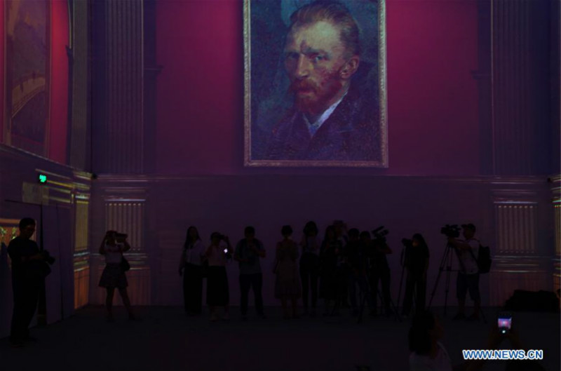 Des visiteurs plongent dans une exposition Van Gogh immersive à Beijing