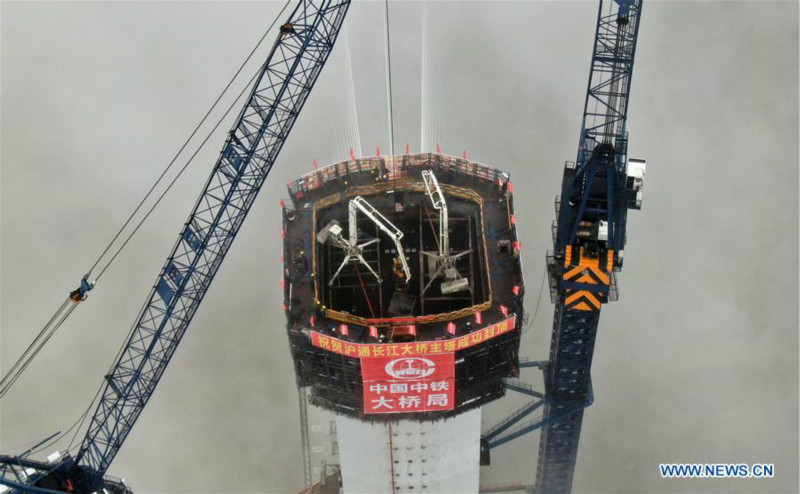 Fin de la construction de la tour principale du plus grand pont à haubans rail-route du monde