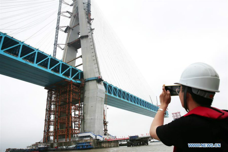 Fin de la construction de la tour principale du plus grand pont à haubans rail-route du monde