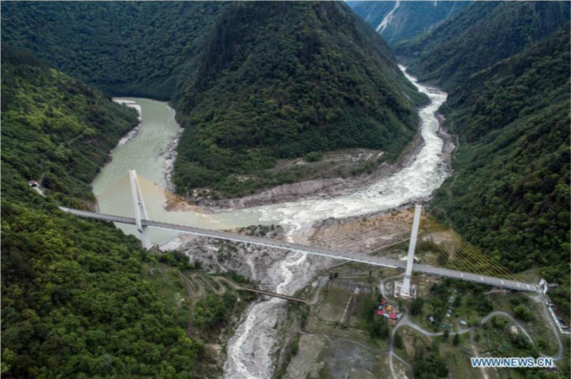 À la découverte des nouveaux et anciens ponts le long de l'autoroute Sichuan-Tibet