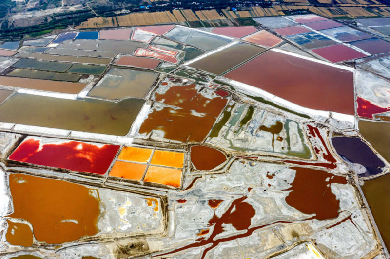 L'évaporation de l'eau du lac salé de Yuncheng révèle des couleurs vives