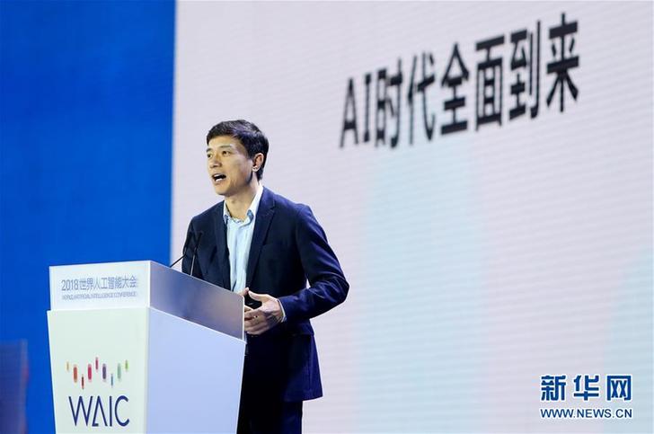 Un homme verse de l'eau sur la tête du directeur général de Baidu lors d'une conférence