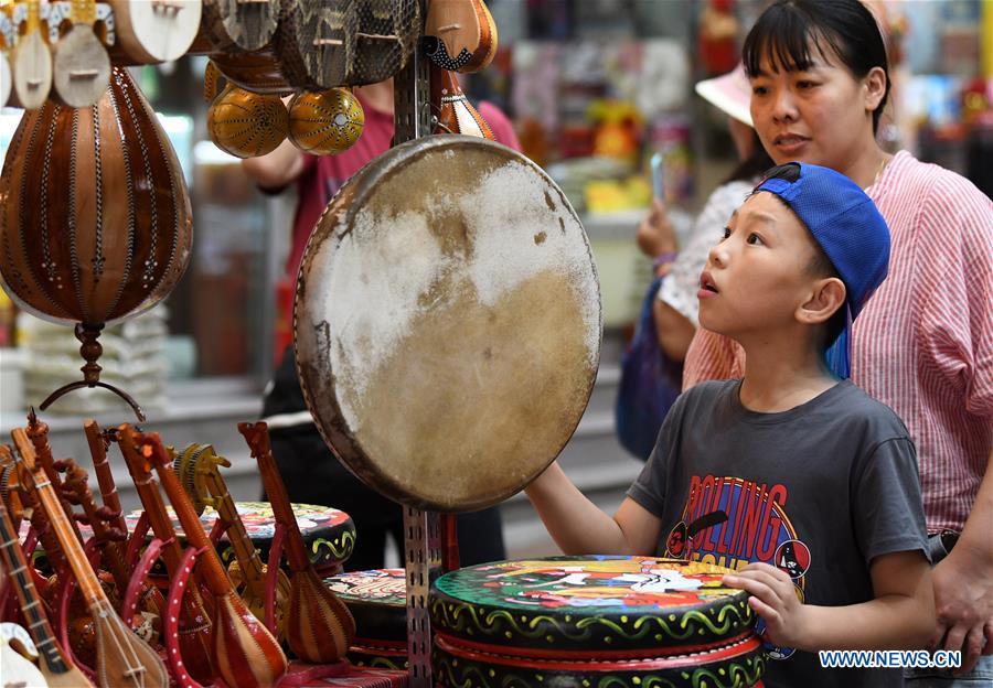 Le grand bazar d'Urumqi entre dans la haute saison touristique
