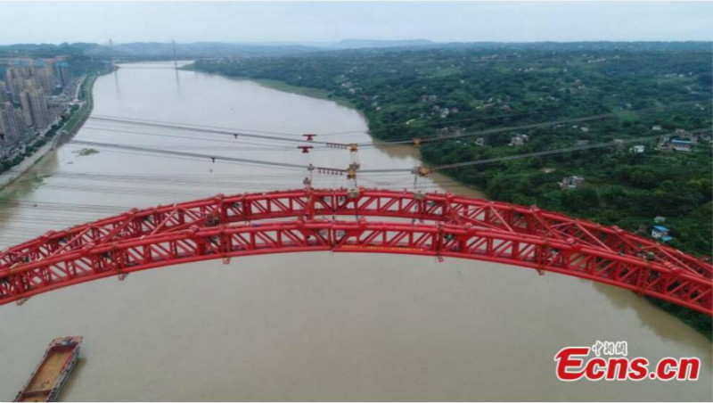 Sichuan : un pont routier en construction sur le fleuve Yangtsé