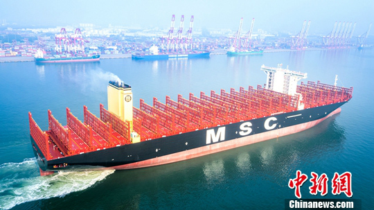 Le plus grand porte-conteneurs du monde prend la mer à Tianjin 