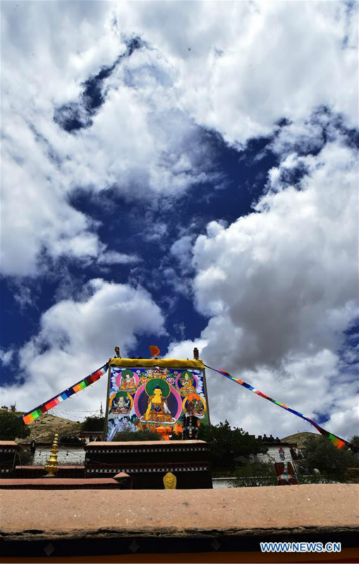 Cérémonie de déploiement de thangka au Tibet