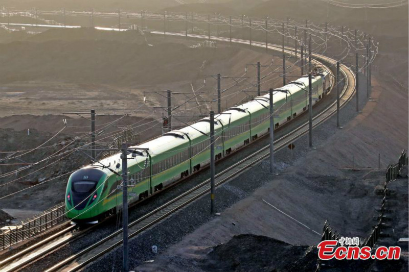 Le train à grande vitesse Fuxing arrive pour la première fois dans le Xinjiang