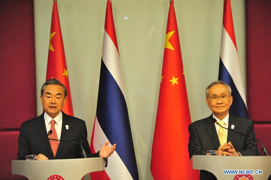 Le ministre chinois des AE rencontre ses homologues de Thaïlande et du Laos