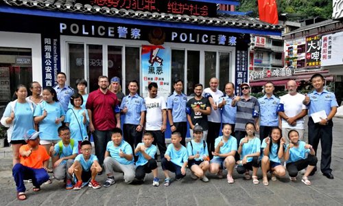 Plus de bénévoles étrangers aident les nouveaux arrivants en Chine