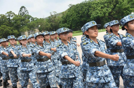Des étudiants tertiaires de Hong Kong obtiennent leur diplôme du camp militaire de l'APL