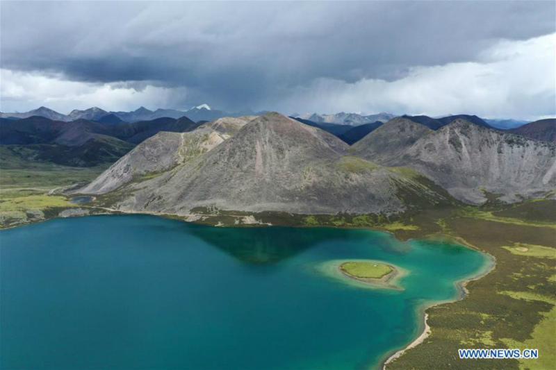 Chine : paysage d'un lac au Tibet