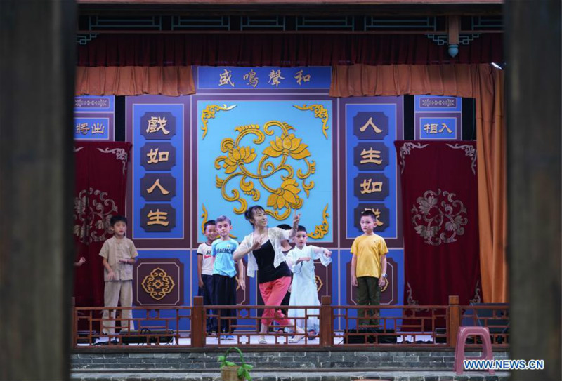 Des enfants apprennent l'opéra de Pékin pendant les vacances d'été dans le nord de la Chine