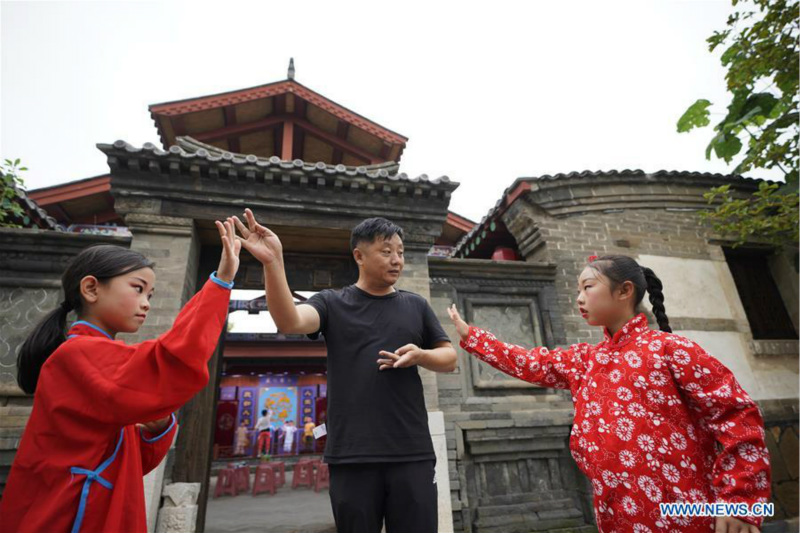 Des enfants apprennent l'opéra de Pékin pendant les vacances d'été dans le nord de la Chine