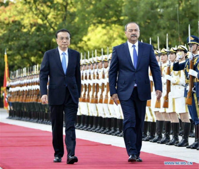 Le Premier ministre chinois s'entretient avec son homologue ouzbek pour renforcer les relations bilatérales