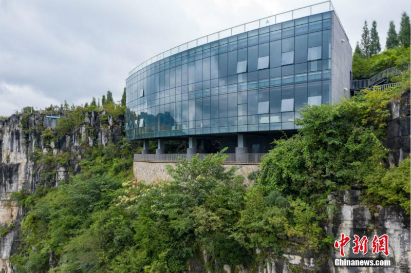 Guizhou : visitez un musée de lave encastré dans une falaise de cent mètres