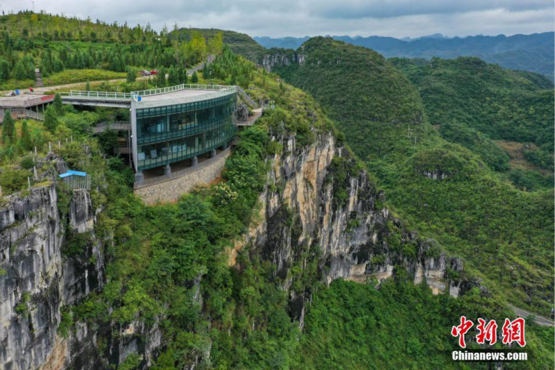 Guizhou : visitez un musée de lave encastré dans une falaise de cent mètres