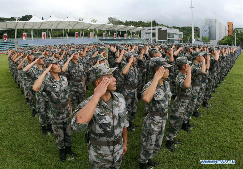 La garnison de l'APL à Hong Kong organise des cérémonies de lever du drapeau national