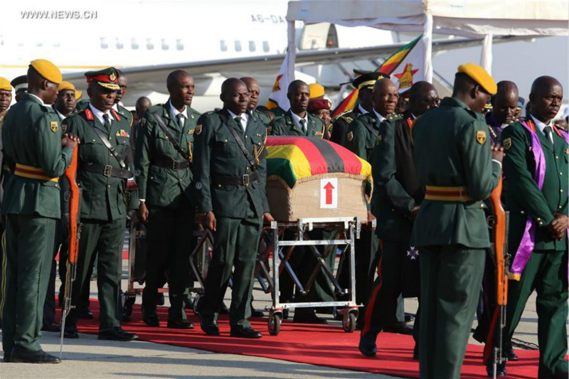 Le corps de Mugabe est arrivé au Zimbabwe où les obsèques auront lieu dimanche