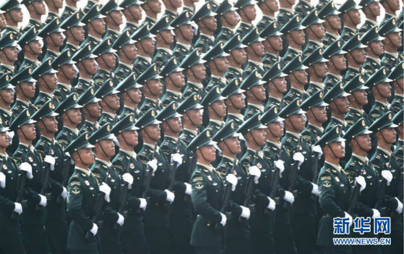 Des officiers de l'APL défilent en formation pour la première fois lors du défilé de la Fête nationale