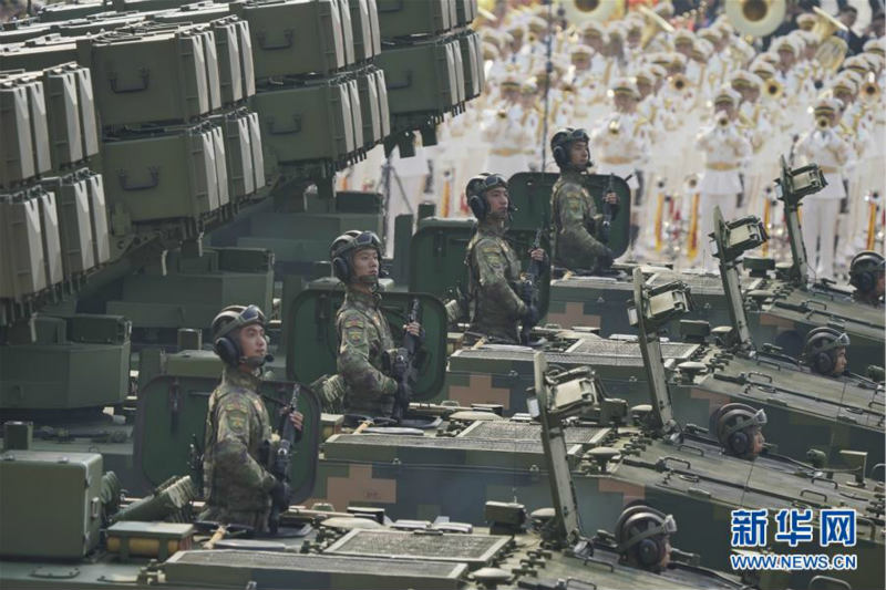 Xi Jinping passe en revue les forces armées lors de la Fête nationale