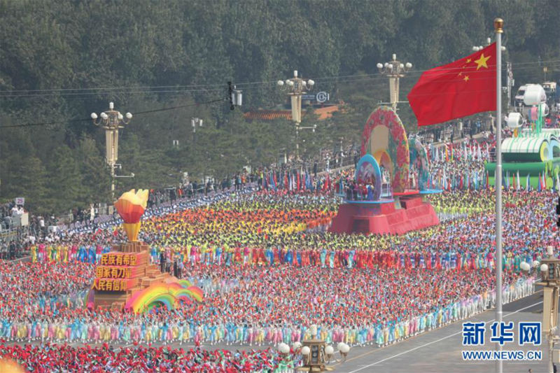 La parade de masse salue la fondation et la construction de la RPC