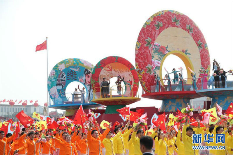 La parade de masse présente le grand renouveau de la nation chinoise