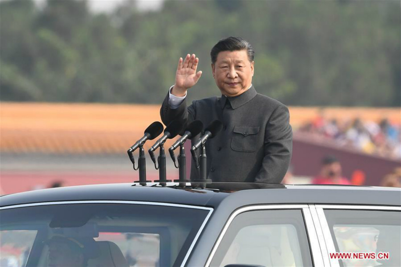 Xi Jinping passe en revue les forces armées lors de la Fête nationale