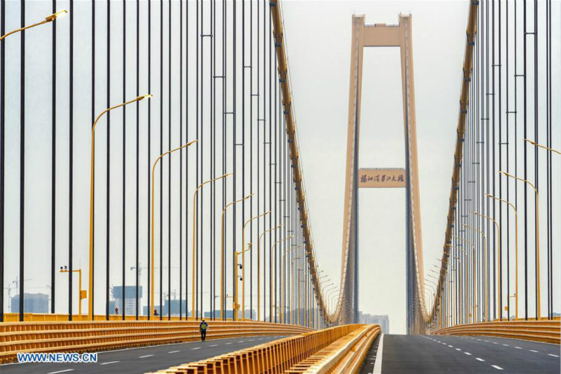 Le plus long pont suspendu à deux niveaux au monde ouvre à la circulation