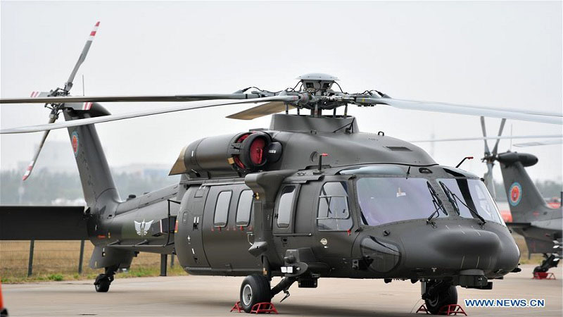 Les nouveaux hélicoptères Z-20 développés par la Chine en vol de démonstration à Tianjin