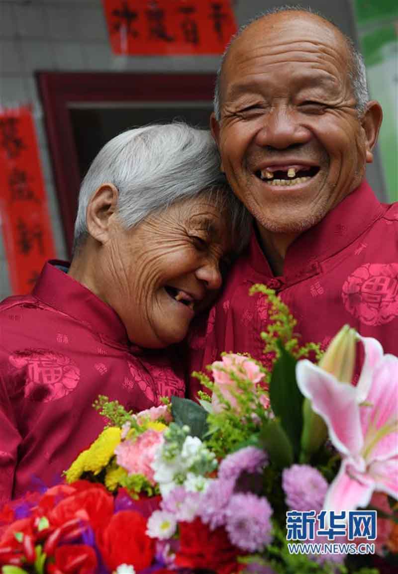 Les seniors nouvellement mariés montrent qu'il n'est jamais trop tard pour s'aimer