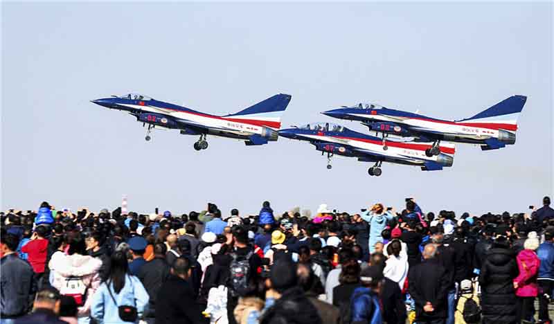 Un spectacle aérien marque le 70e anniversaire de l'Armée de l'air chinoise