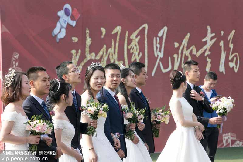 L'amour en mer : mariage de groupe pour le personnel de la flotte Yuanwang