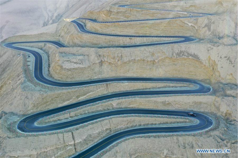 Vue aérienne de la « route du ciel du plateau » dans le Xinjiang