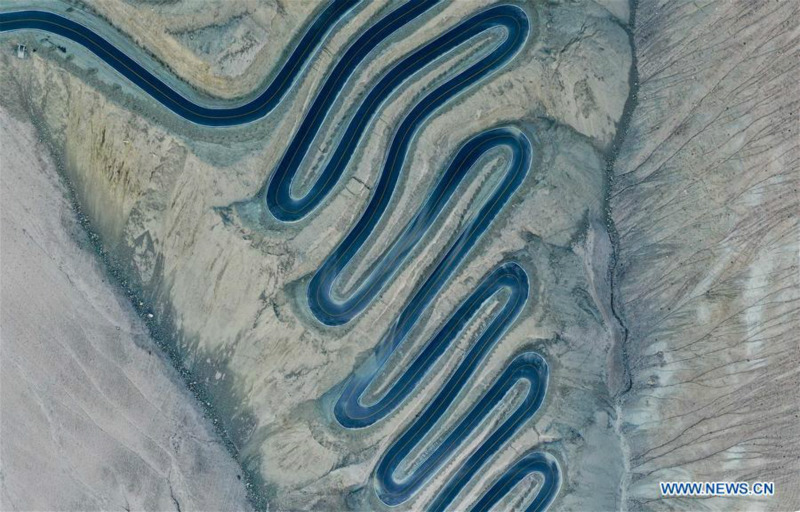 Vue aérienne de la « route du ciel du plateau » dans le Xinjiang