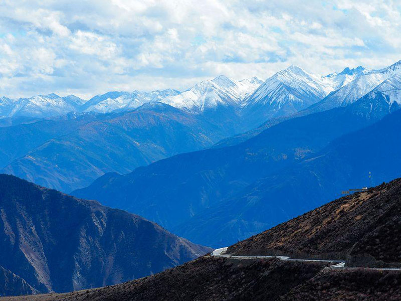 Une section de l'autoroute Sichuan-Tibet qui descend sur près de 1 500 mètres
