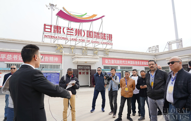 Les journalistes des pays arabes de l'Alliance de coopération des médias « la Ceinture et la Route » visitent la ville de Lanzhou