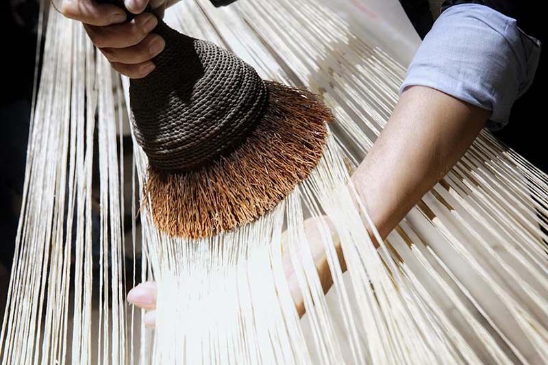 Une exposition de tissus honore un artisanat traditionnel tissé à la main