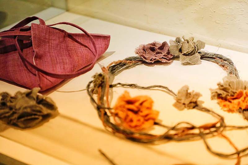 Une exposition de tissus honore un artisanat traditionnel tissé à la main