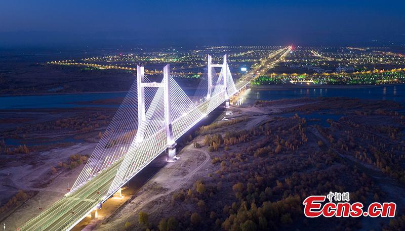 Xinjiang : un nouveau pont établit un record historique